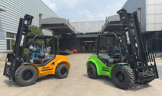 3000kg-5000kg 4wd zorlu arazi çatal kaldırma araçları